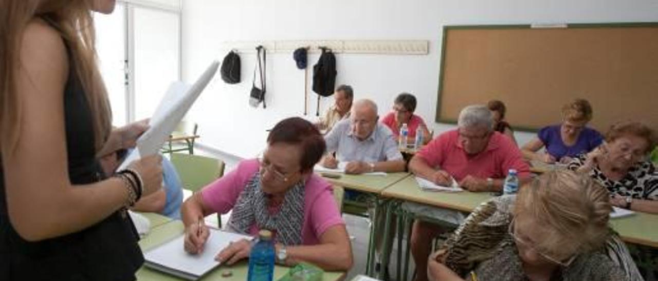 San Vicente suprime el curso que enseñaba a leer a mayores desde hace una década