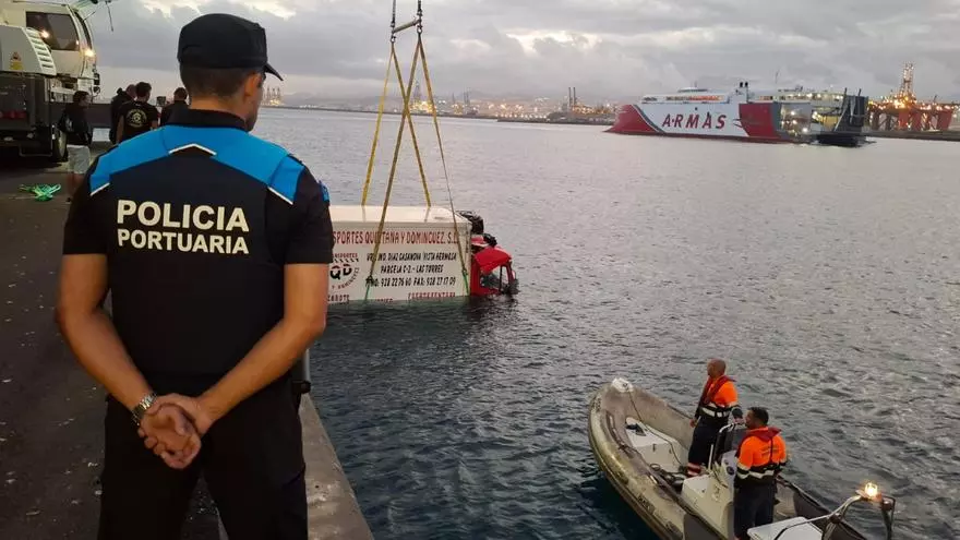 Rescate de un camión que cayó al agua en el Puerto de Las Palmas