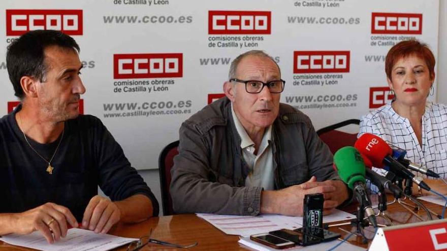 Javier Redondo, Carlos Julio López y Trinidad García Cabezas, ayer en Comisiones Obreras.