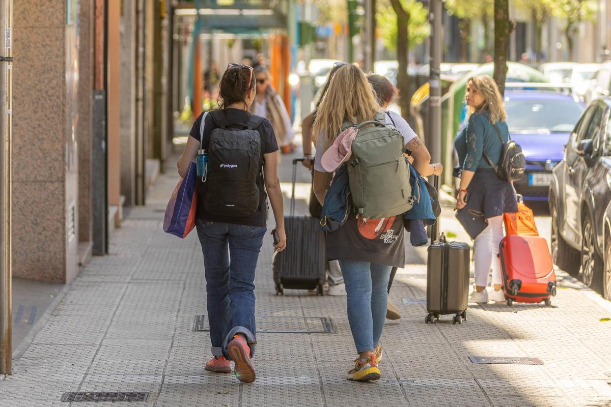 Turistas con maletas en las calles de Santiago de Compostela