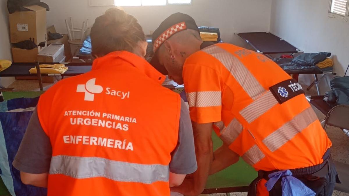 Miembros de Protección Civil de Toro trabajan en la logística en uno de los incendios.