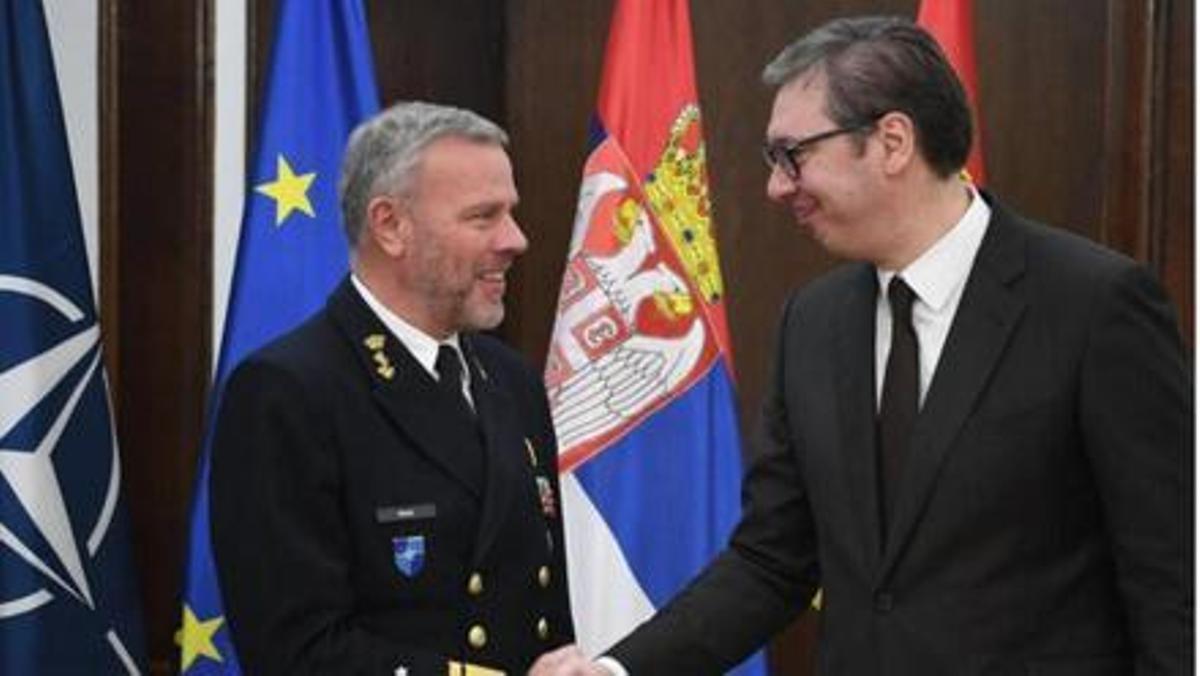 El almirante presidente del Comité de la OTAN, Rob Bauer, saluda al presidente serbio, Aleksandr Vucic, durante su visita a Belgrado el 28 de octubre de 2022.