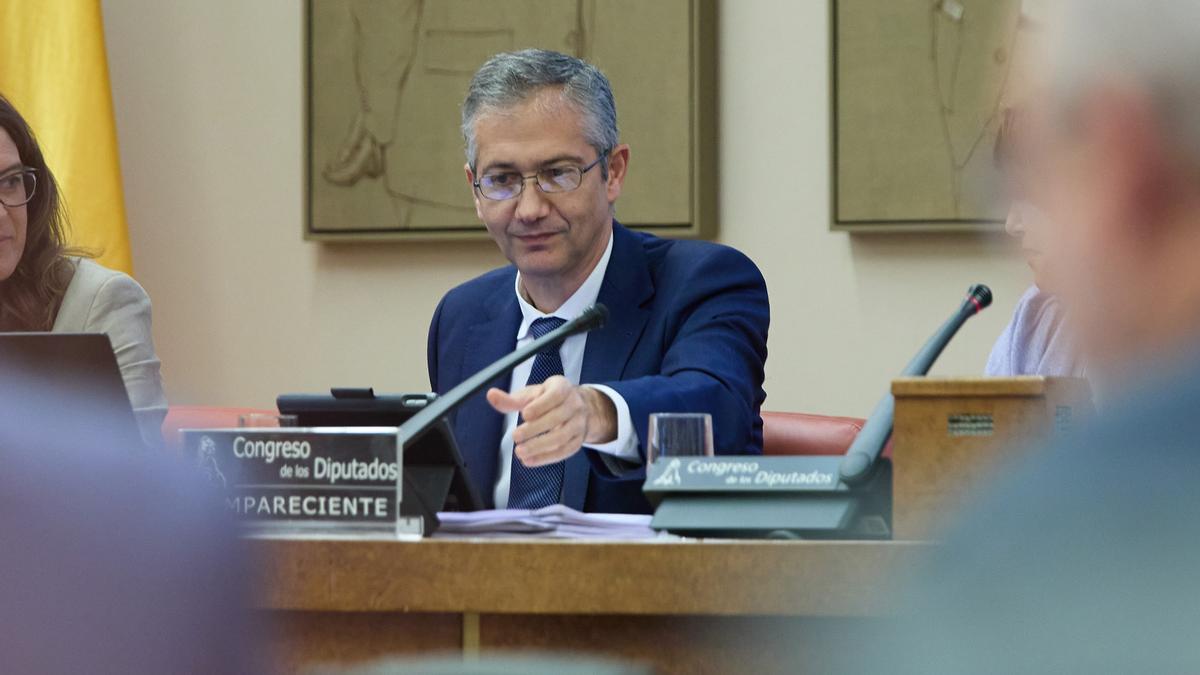 El gobernador del Banco de España pide que las medidas económicas sean de carácter temporal.