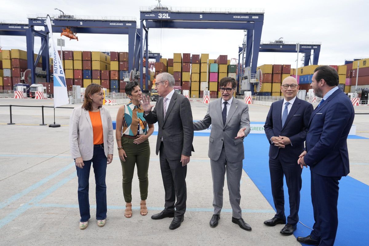 Las autoridades se saludan poco antes del acto de inauguración de siete nuevos bloques de la terminal de contenedores de Hutchison Ports BEST, en el Port de Barcelona.