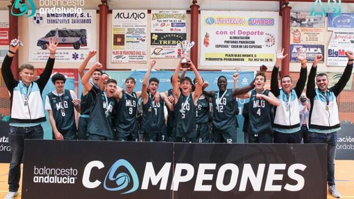 Jugadores malagueños con el trofeo de Campeón de Andalucía A8 Cadete 2021.