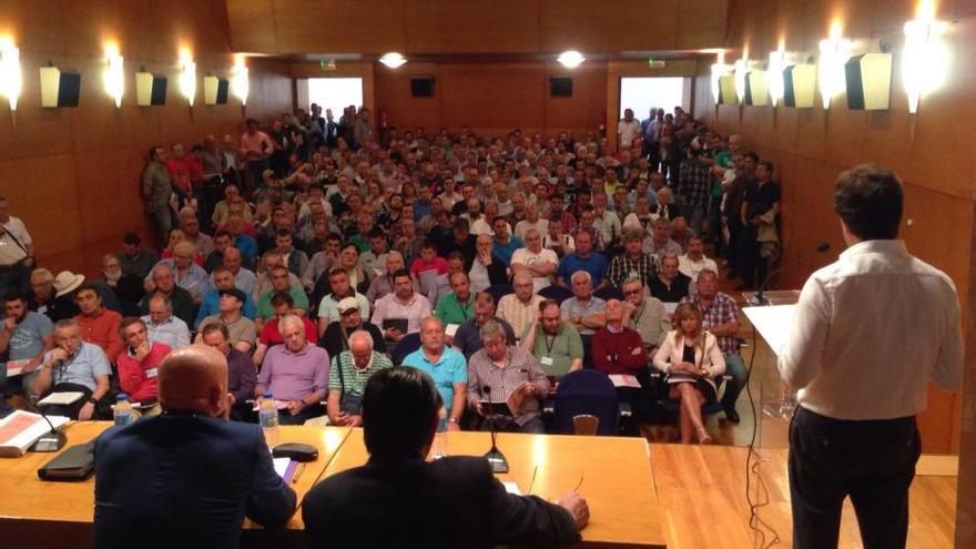 González Pulgar se dirige a los mutualistas en la asamblea.