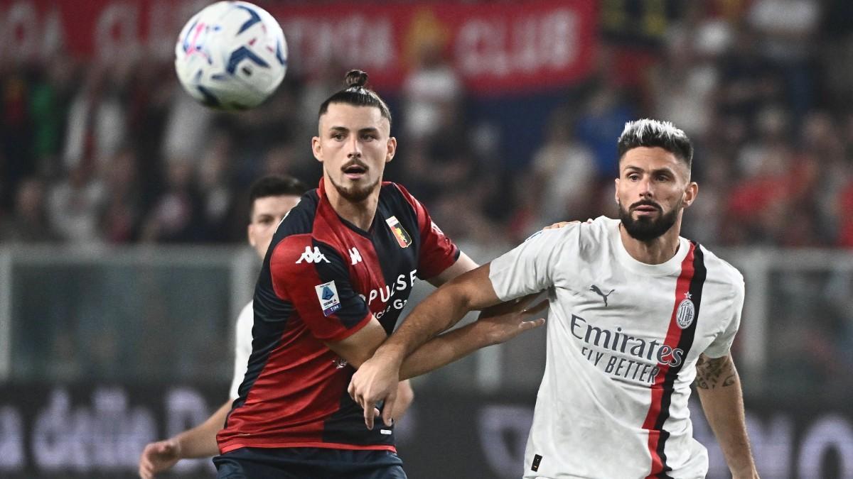 Radu Dragusin disputando una pelota con Olivier Giroud