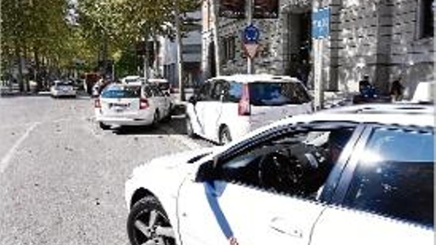 Taxis a la zona de correus de Girona en una imatge d&#039;arxiu.