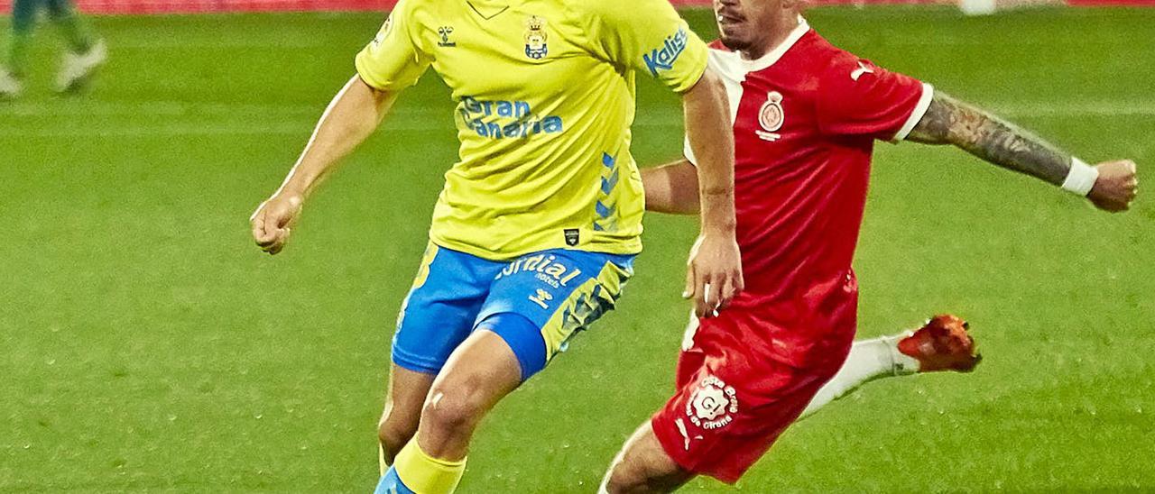 Sergio Ruiz conduce el balón ante la presión de Monchu, en el partido que enfrentó a la UD con el Girona en la primera vuelta liguera en el Estadio de Montilivi. | | LOF