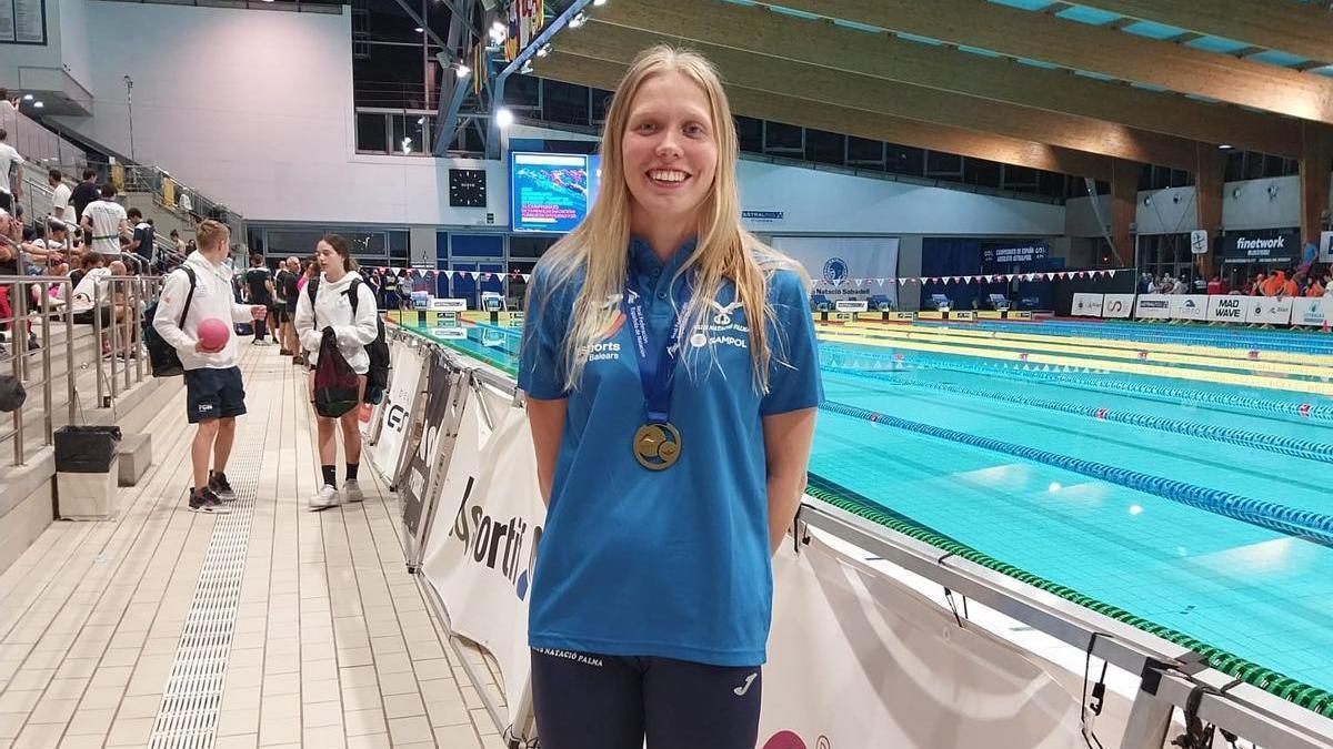 Estella Tonrath, con una de sus medallas en la piscina de Sabadell