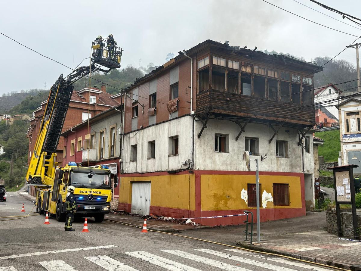 Trabajos de extinción del incendio en el que falleció una mujer en Caborana