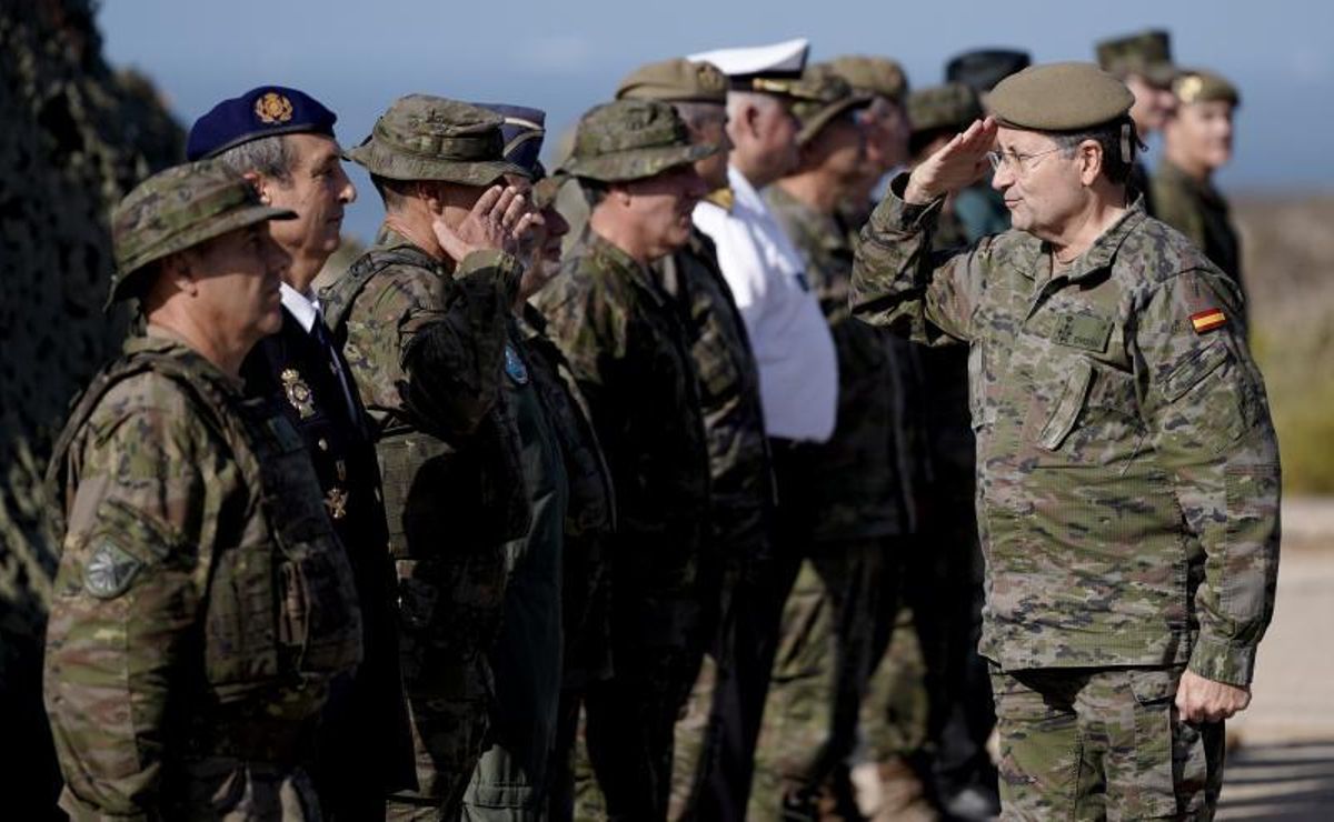 The Chief of the Army Staff, Amador Enseñat, greets officers from various forces at the Médano del Loro maneuver field (Huelva)