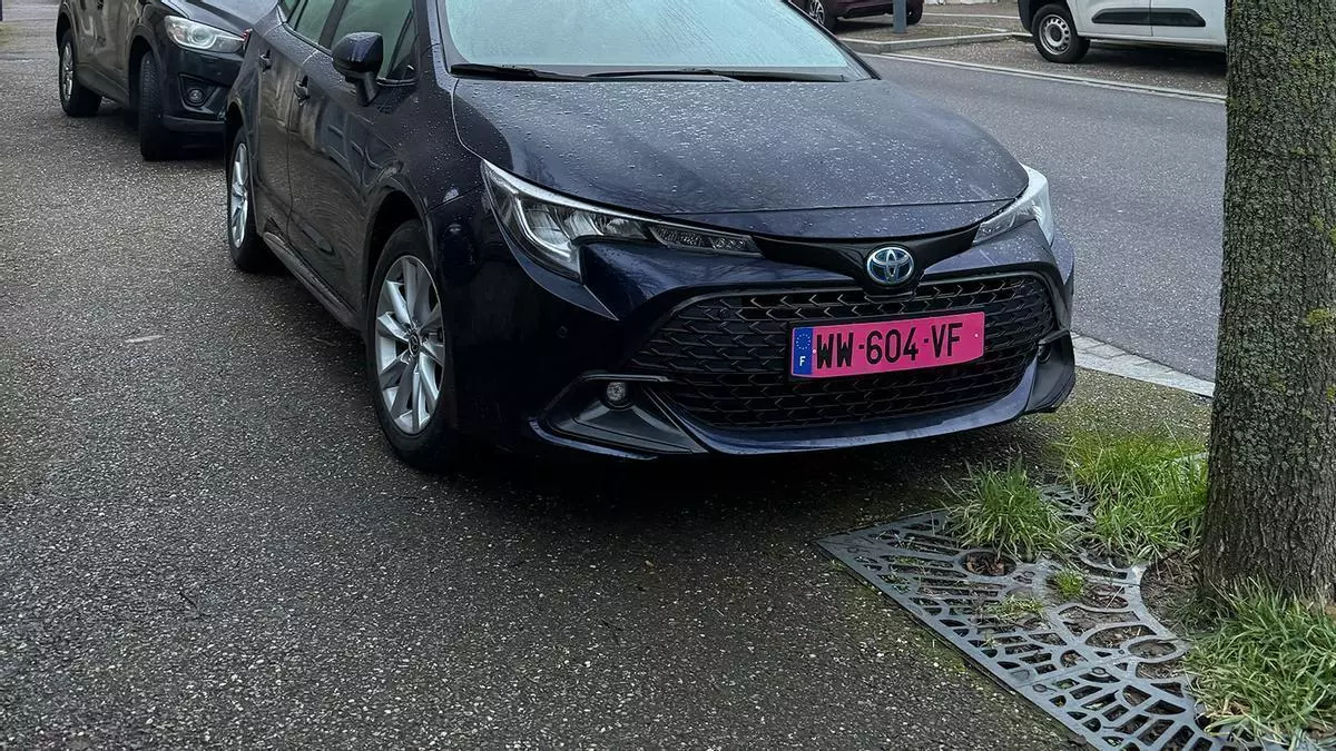 Cambios en la normativa de los coches 2026: tras la etiqueta medioambiental llega la matrícula WW que afecta a turismos