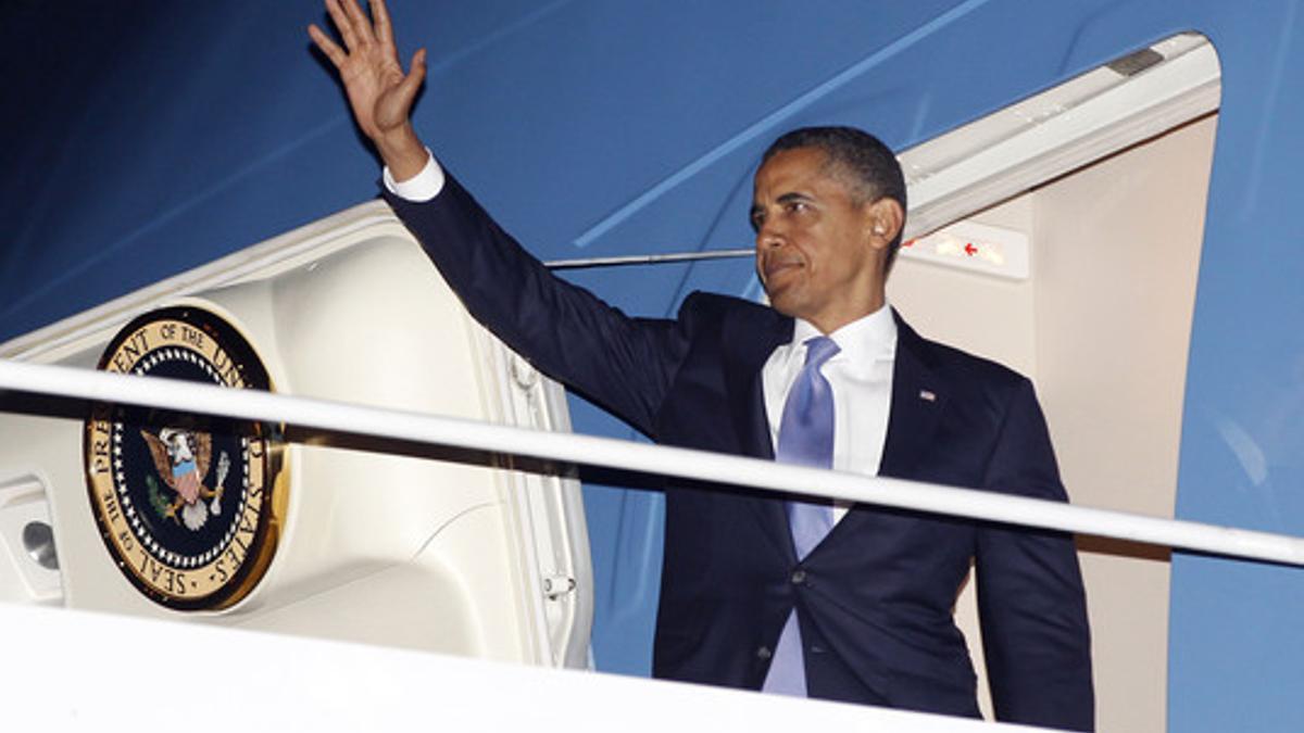 Obama se despide de Nueva York, anoche, tras participar en un acto electoral.