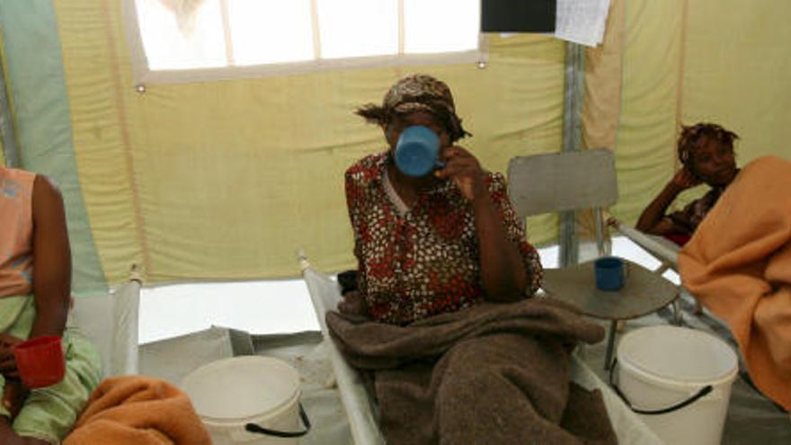 Pacientes enfermos con la epidemia del cólera, tratan de recuperarse en un hospital de Harare, Zimbabue. Los casos de cólera en Zimbabue provocaron en los últimos días la muerte de unas 67 personas y más de mil nuevos contagios. Hasta la fecha, la epidemia de cólera que azota al país africano ha causado la muerte a 3.095 personas y los contagiados ascienden a 58.993 personas.