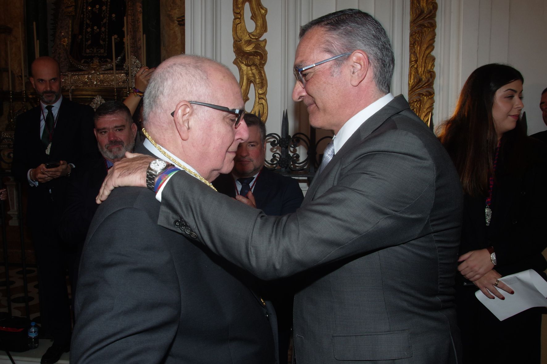 Juan Rosén recibe la Medalla de Oro de la cofradía de Gitanos