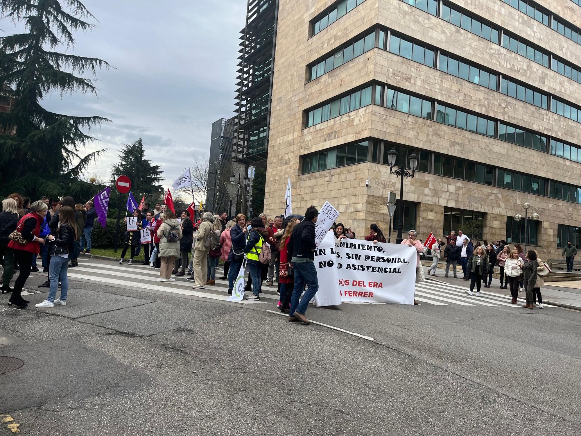 En imágenes: Multitudinaria protesta de los trabajadores del ERA: "Nuestras vacaciones no son un trueque electoral"