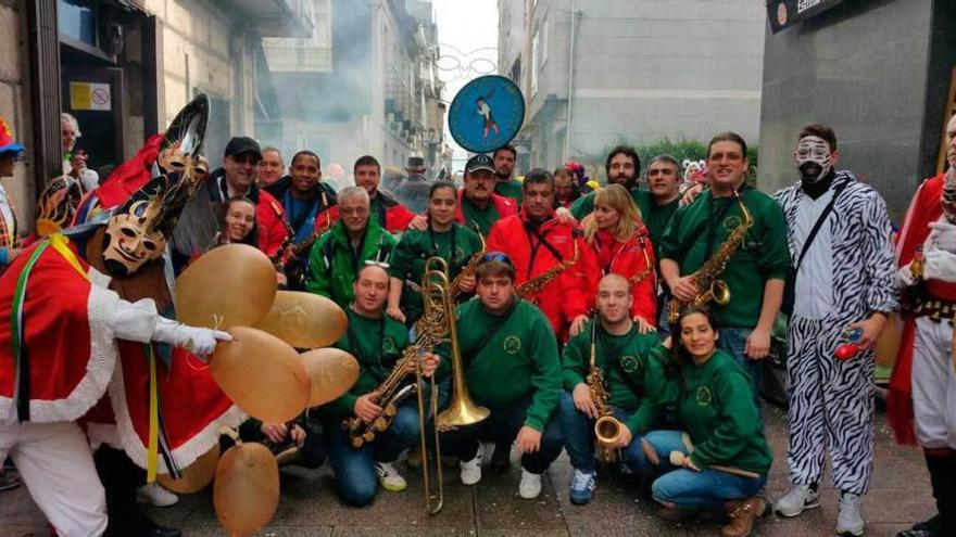 Dos imágenes de la charanga candasina en el Carnaval de Xinzo de Limia.