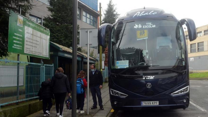 Alumnos del CEIP Torre-Illa, subiéndose al autobús de regreso a casa a la salida del colegio, ayer.   | // NOÉ PARGA