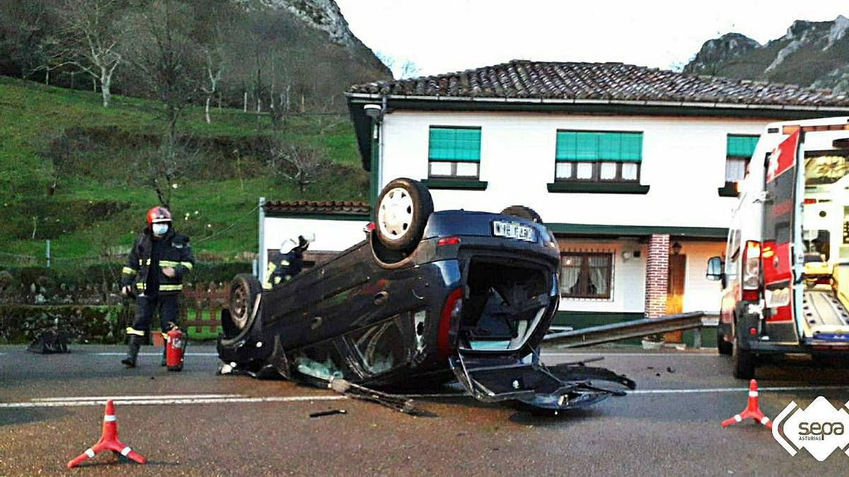 Dos heridos al volcar su coche en Fríes, en Ribadesella | SEPA