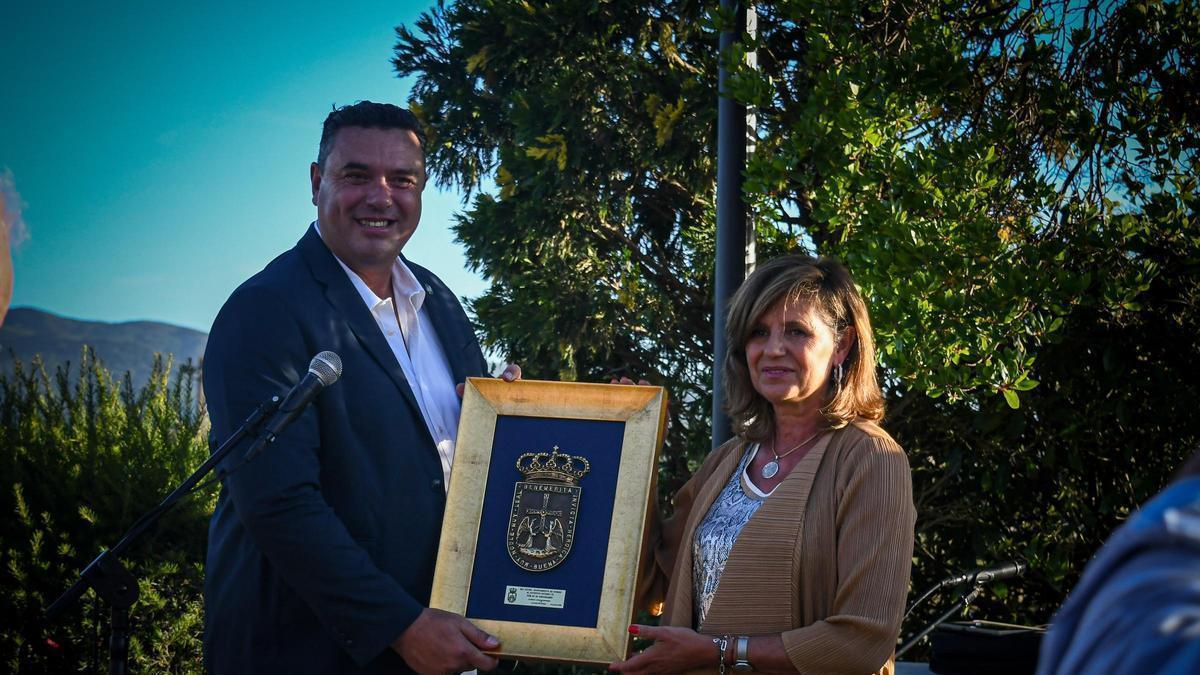 'Risi', presidente del Juventud Estadio, junto a Conchita Méndez, concejala de deportes de Oviedo