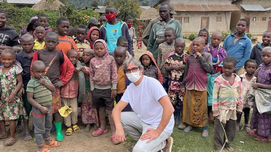 Diego González Rivas, cirujano: &quot;Llevo la cirugía pulmonar más avanzada a todos los rincones de África&quot;