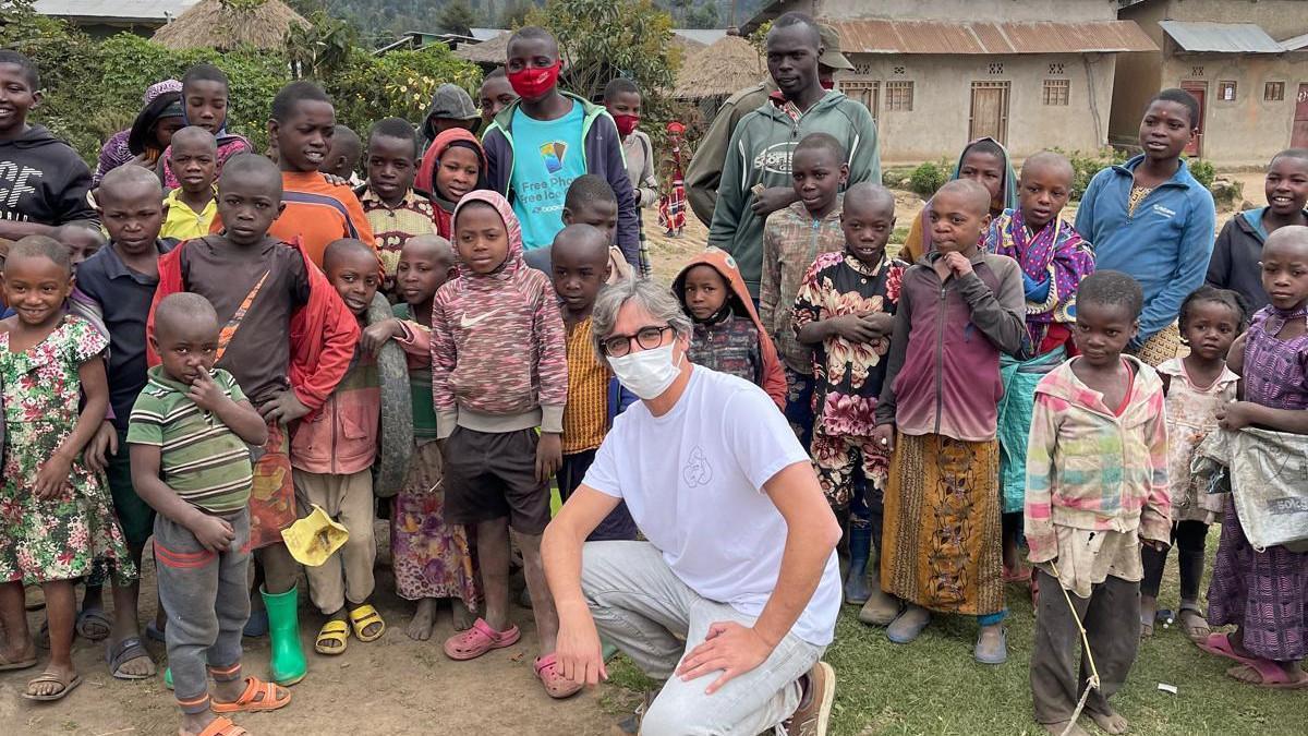 Diego González Rivas y algunos de los vecinos de la localidad ghanesa donde realizó las primeras intervenciones a bordo de su camión quirófano.