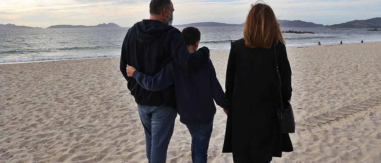 José Antonio, Mónica y su hijo 
Nico, esta semana en Samil. | // ALBA VILLAR