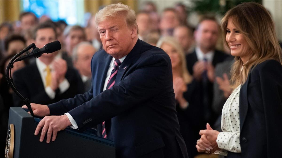 El presidente de EEUU, Donald Trump, y su esposa, Melania, durante la intervención que realizó para valorar su absolución en el 'impeachment'.