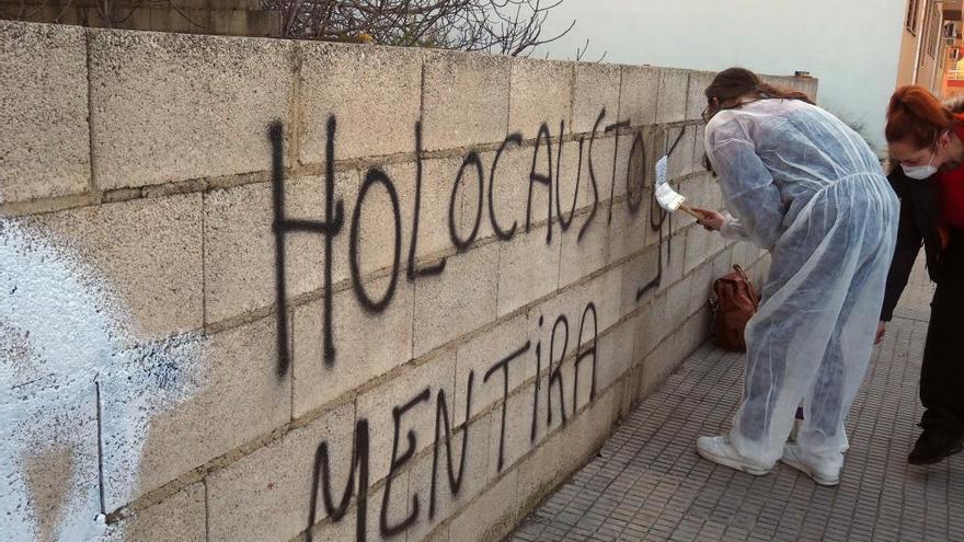 Un grupo de voluntarios elimina las pintadas nazis de un muro en Carcaixent, en una de las jornadas celebradas recientemente.