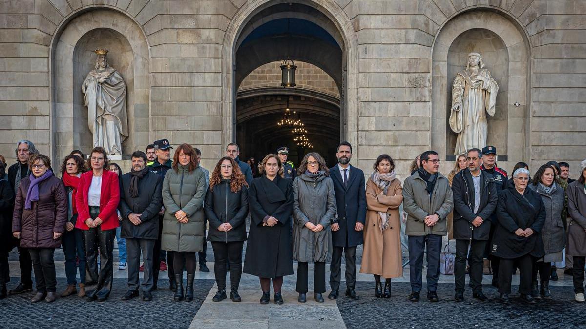 Ada Colau y Tània Verge guardan un minuto de silencio por Sandra.