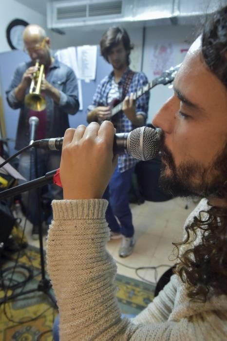 Ensayo de los grupos The Birkins y La Volpe Band