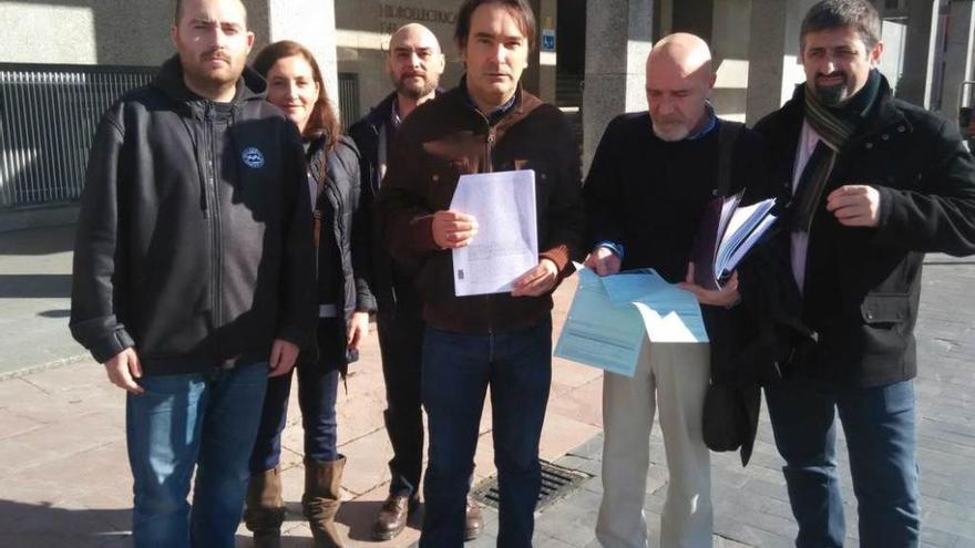 Movilizaciones. Los miembros de la plataforma, algunos en la imagen con las sentencias que les dan la razón, tienen previsto manifestarse en el próximo Pleno municipal para exigir la readmisión.