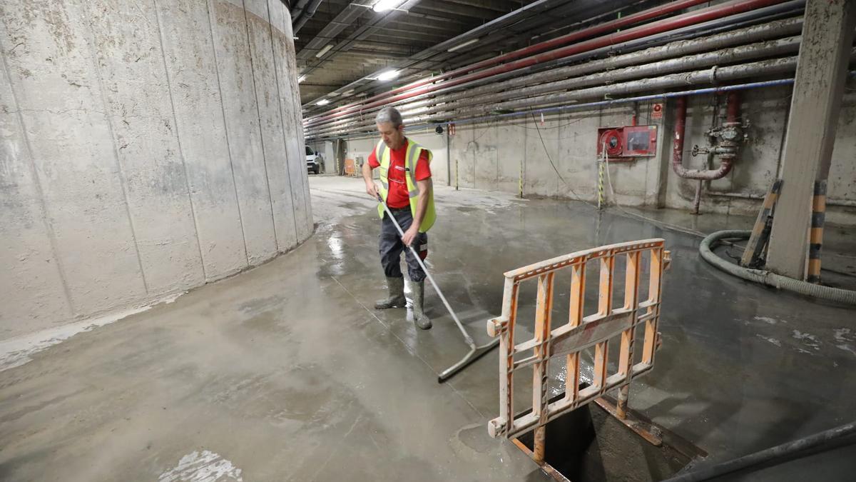 Un operario, limpiando este martes los restos de la tromenta de hace ya más de dos meses.