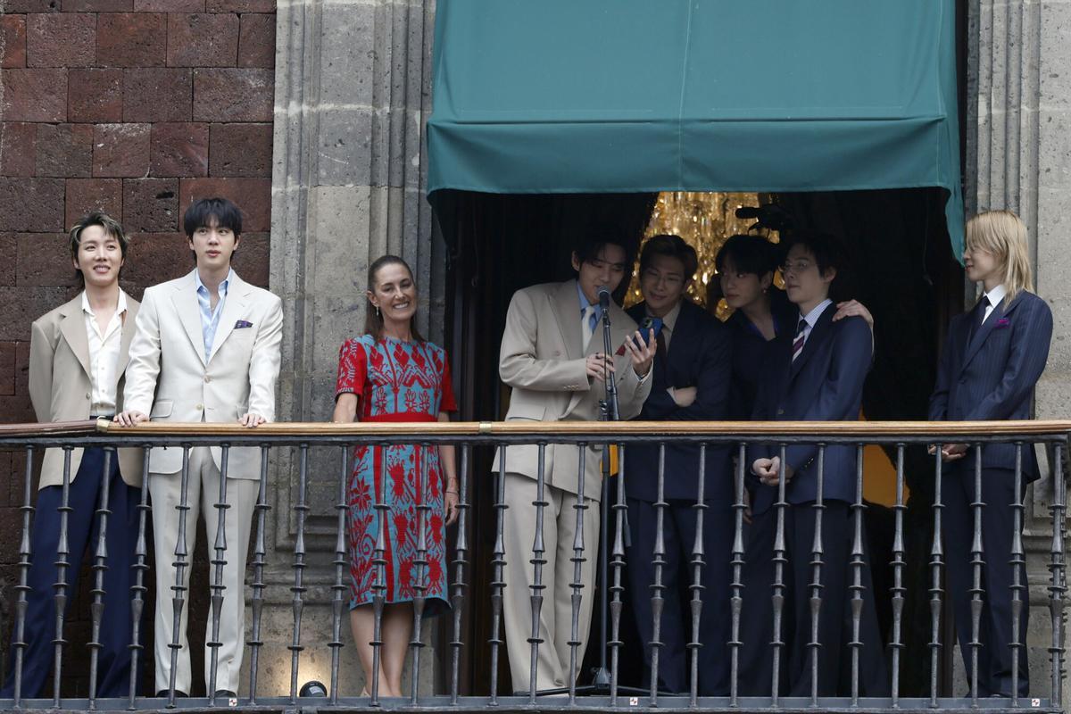 La presidenta de México, Claudia Sheinbaum (3-i) reacciona junto a los integrantes del grupo surcoreano de K-pop BTS este miércoles, durante una visita al Palacio Nacional de Ciudad de México (México). EFE/ Sáshenka Gutiérrez. FOTODELDÍA