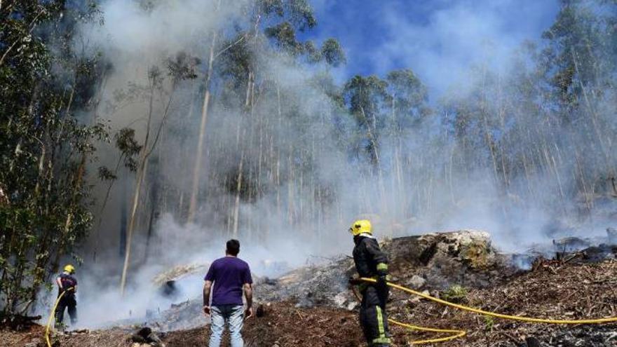 Efectivos luchando contra el fuego en Sierra Poniente.  // Gonzalo Núñez