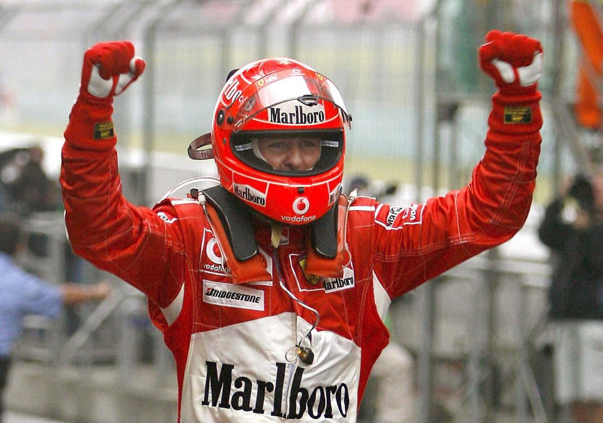 SHA51. Shangai (China), 1/10/2006.- El piloto alemán de Fórmula Uno, Michael Schumacher, de la escudería Ferrari, celebra su victoria al finalizar el Gran Premio de China, en el circuito de Shangai hoy 1 de octubre. El español Fernando Alonso, de la escudería Reault, quedó en segundo puesto. EFE/Kerim Okten. michael schumacher. ferrari. gp china 2006. deportiva euforia 2006 solo ganador. circuito shanghai