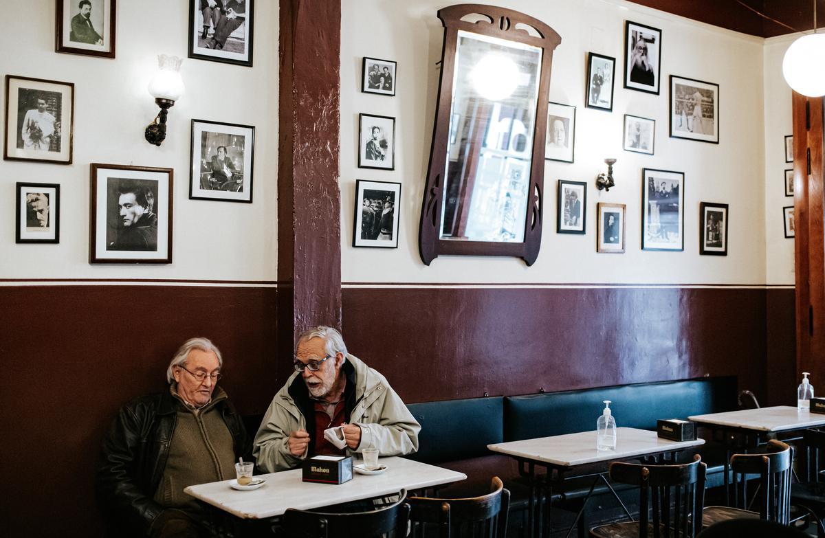 Dos jubilados toman un café muy cerca de donde se encontraba Jorge Simón en 1981 cuando recibió los disparos en El largo Adiós. 