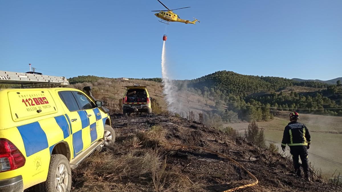 Un helicóptero de la base de Alcantarilla participaba en las labores de extinción junto a unidades del Servicio Municipal de Emergencias.