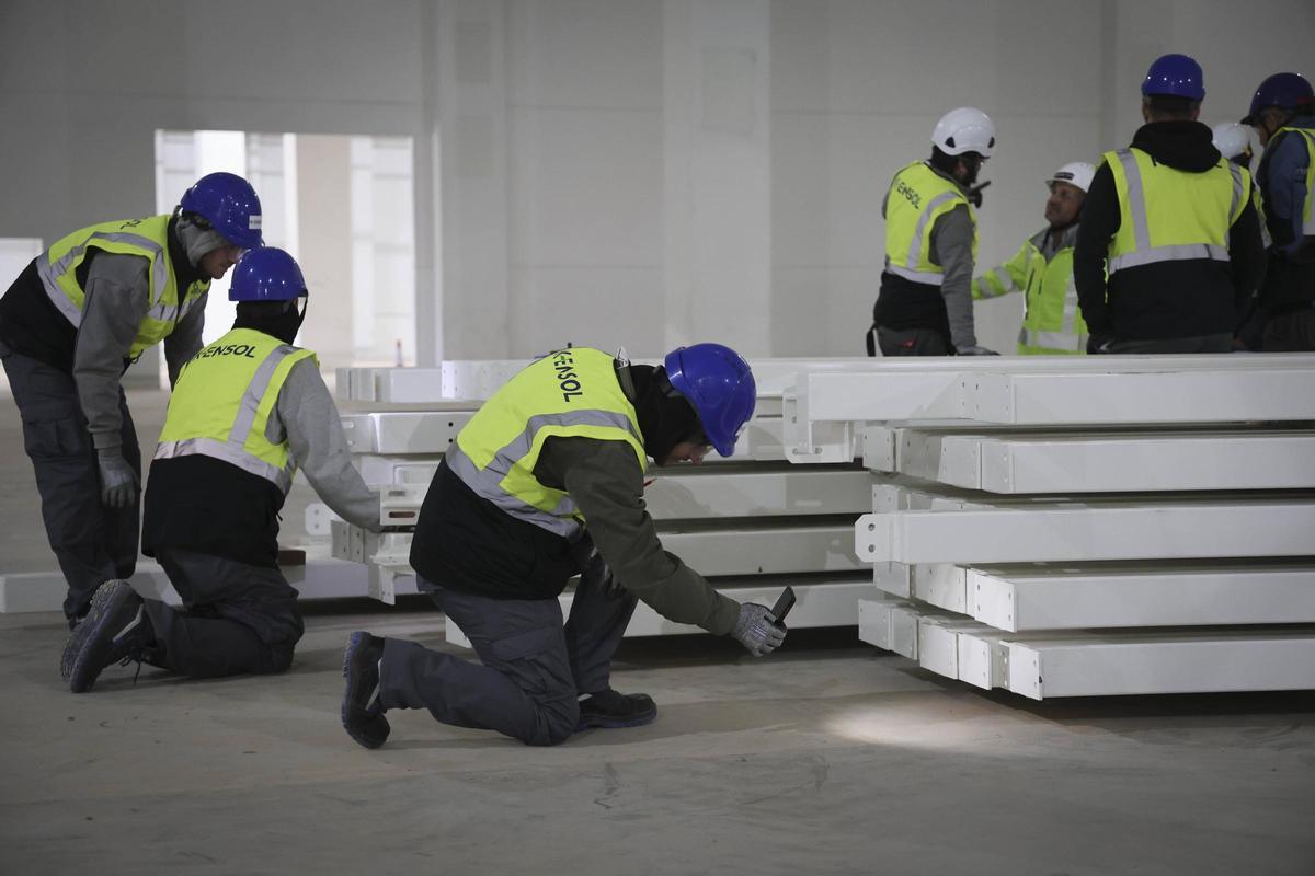 Ingenieros coreanos de la empresa de K-Ensol preparan la instalación de las salas blancas en la gigafactoría de Sagunt.