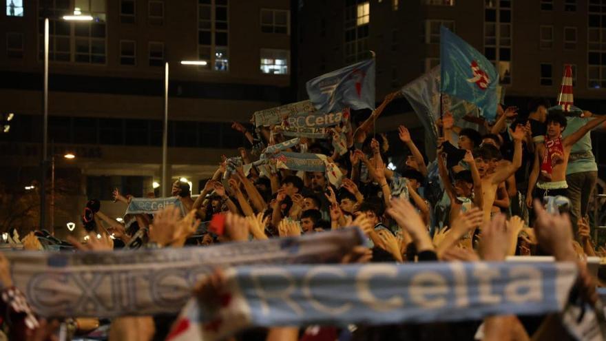 Miles de aficionados celestes celebran la victora en Praza América