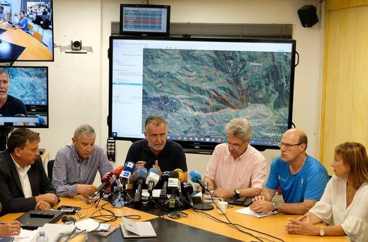 Rueda de prensa para informar de la evolución del incendio de la Cumbre Rueda de prensa para informar de la evolución del incendio de la Cumbre