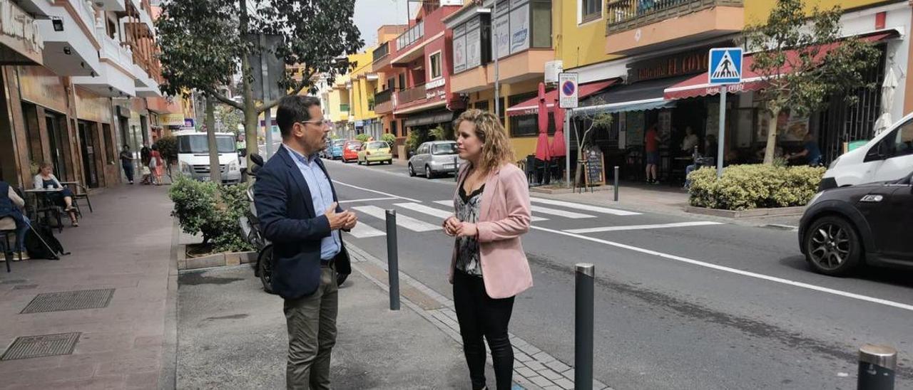 Adolfo González y Laura Lima en los preparativos de la reconfiguración y rehabilitación de estacionamientos previo a terrazas en Toscal Longuera