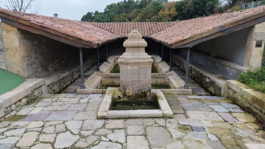 Arriba, aspecto de lavadero con los dos caños arrancados en primer término, que aparecen en el detalle  junto a estas líneas. | LNE