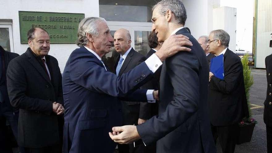 Desde la izquierda, el director de PMI ( filial de Pemex ), José Manuel Carrera Panizzo; el representante de Pemex, Carlos Roa; el conselleiro de Economia, Francisco Conde, y el presidente de Hijos de J. Barreras, José García Costas, tras la firma de compra del 51% del capital del astillero vigues por PMI.