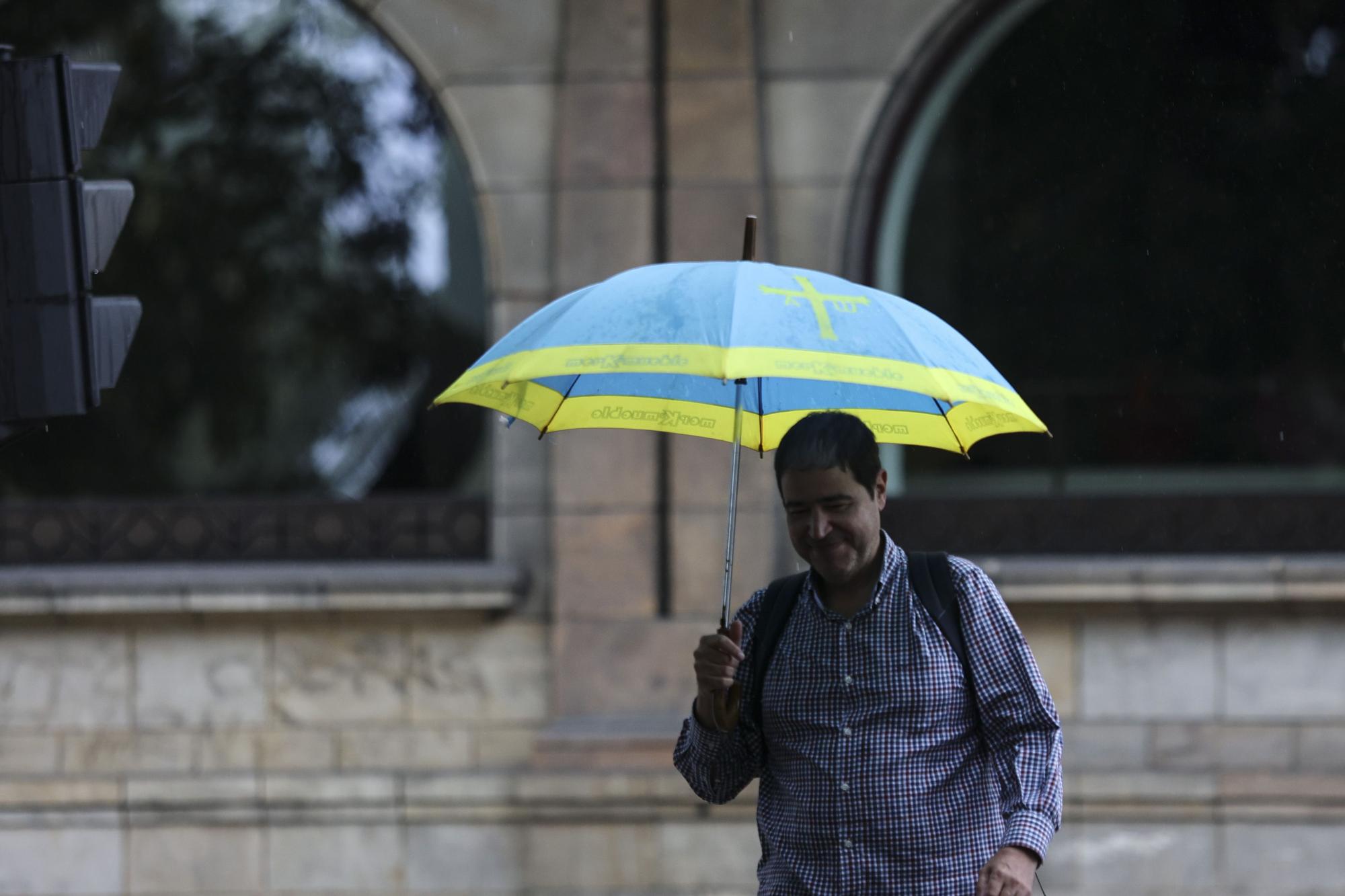 En imágenes: Los turistas, preparados para las lluvias asturianas