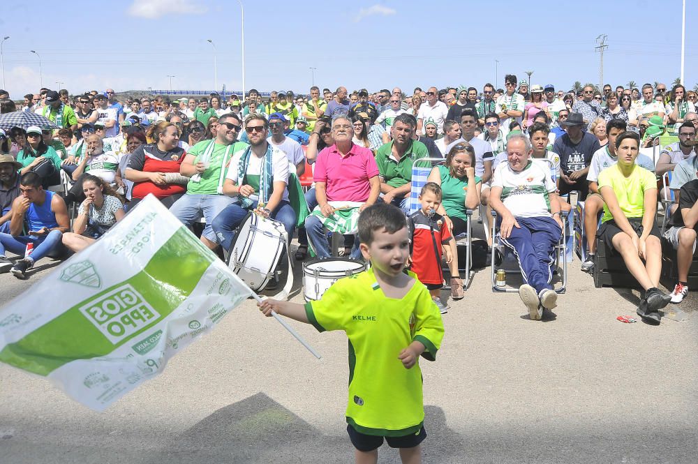 Unos mil aficionados ven el triunfo del Elche en pantalla gigante junto al estadio Martínez Valero