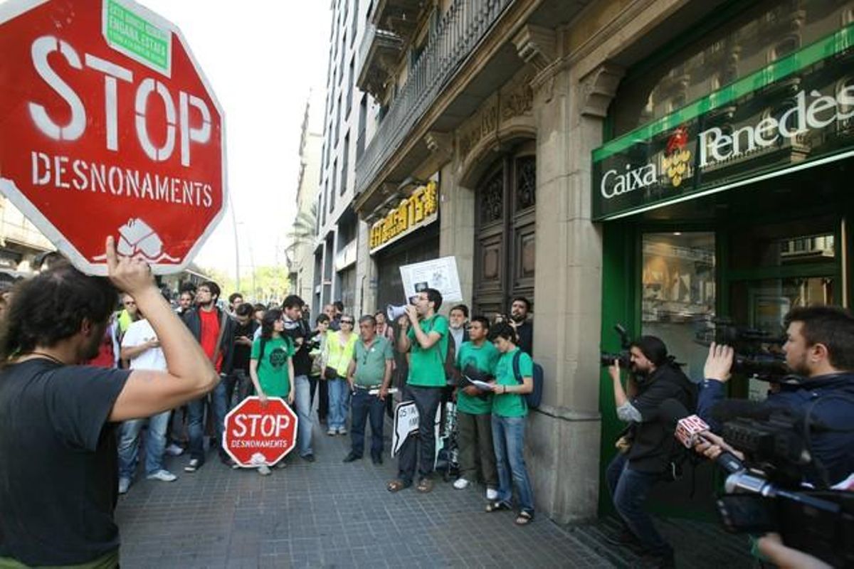 Acció contra els desnonaments, a Caixa Penedès, al carrer de Pelai.