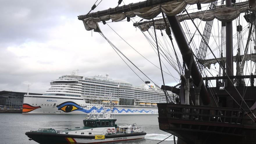 El ‘Andalucía’, una réplica de los galeones españoles de los siglos XVI a XVIII, atracado en el puerto  de A Coruña el pasado mes de octubre.  | // CARLOS PARDELLAS