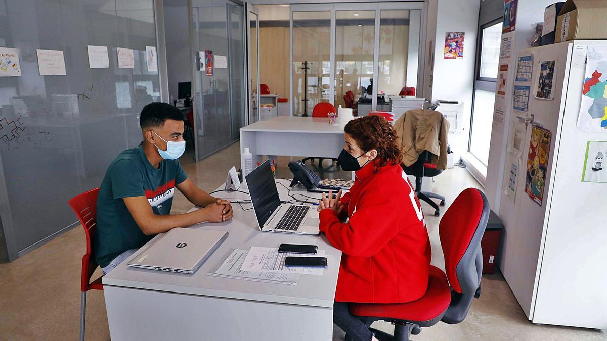 Hamza conversa con la letrada de la 
oficina Mentora de Cruz Roja, Marta 
Moreno. M.A.Montesinos